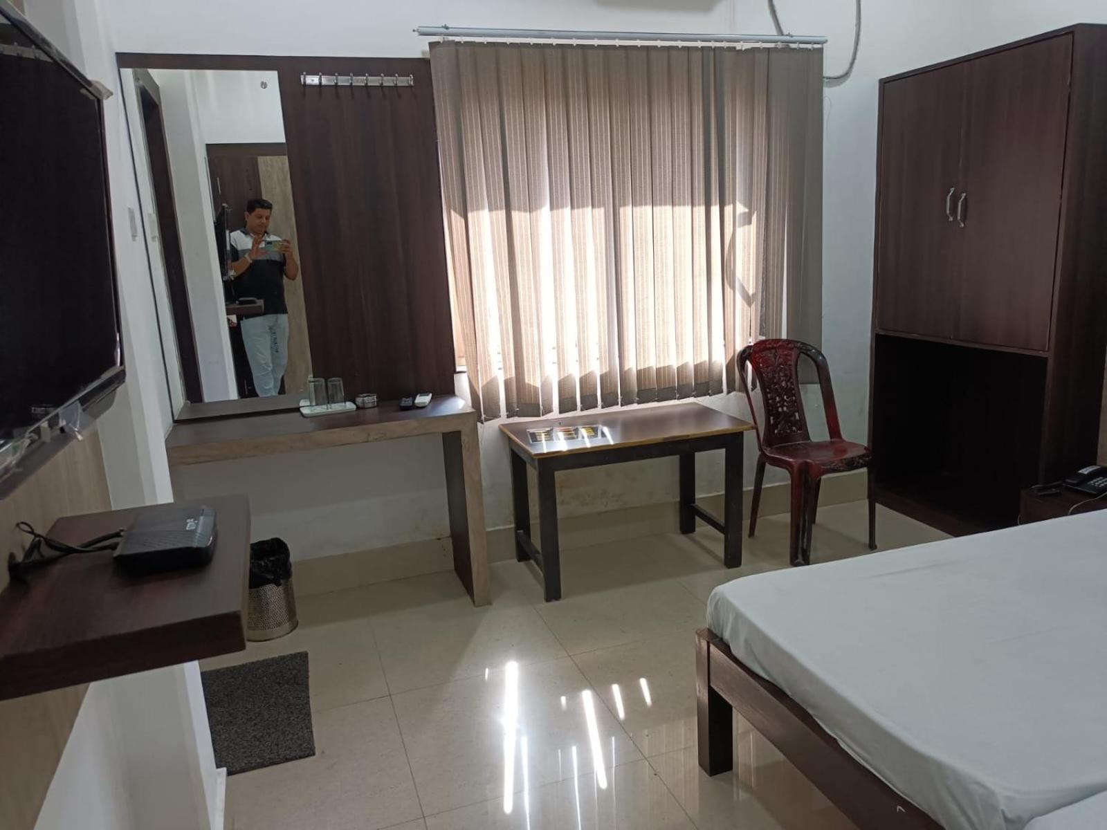 Kusum Hotel Dibrugarh Exterior foto